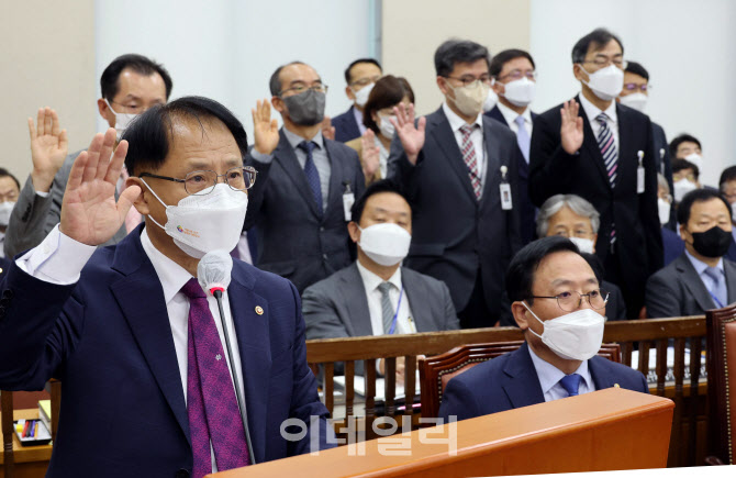 [포토]국감에서 증인선서하는 박찬진 중앙선거관리위원회 사무총장