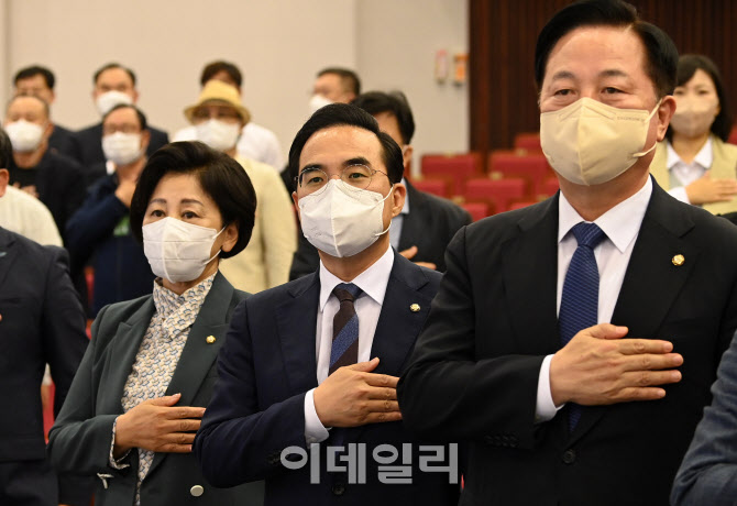 [포토]국민의례하는 박홍근 더불어민주당 원내대표