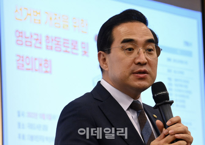 [포토]축사하는 박홍근 더불어민주당 원내대표