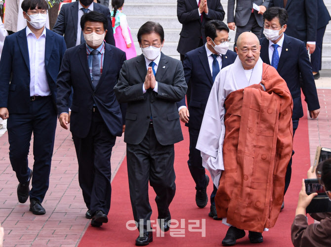 [포토]대한불교조계종 제37대 총무원장 진우 스님 취임 법회 참석한 이재명