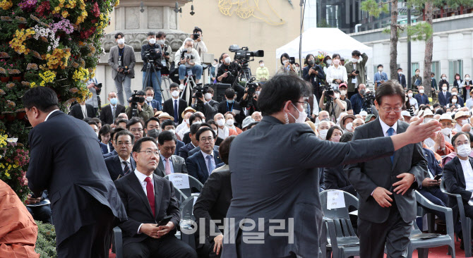 [포토]떠나는 정진석 비대위원장-축사하기 위해 단상에 오르는 이재명 대표