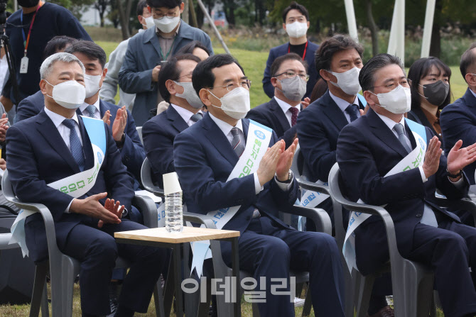 [포토]박수치는 이창양 산업통상자원부 장관