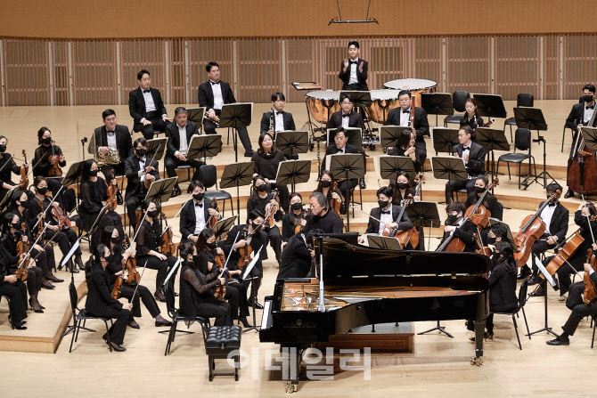 2000명 사로잡은 임윤찬 '황제', 미소로 화답한 정명훈