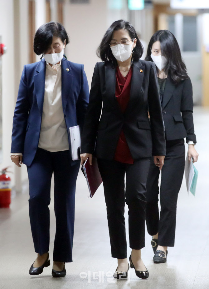 [포토] 브리핑룸 향하는 김현숙 여가부 장관