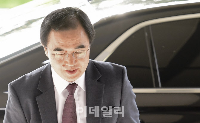 검찰, '블랙리스트 의혹' 조명균 전 통일부 장관 소환조사
