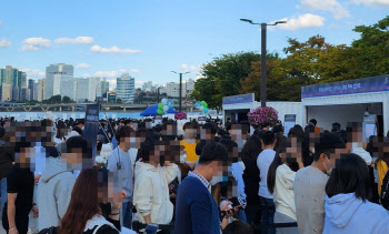 한강 불꽃축제장서 뽑기·룰렛…“기다리기 지루하지 않아요”