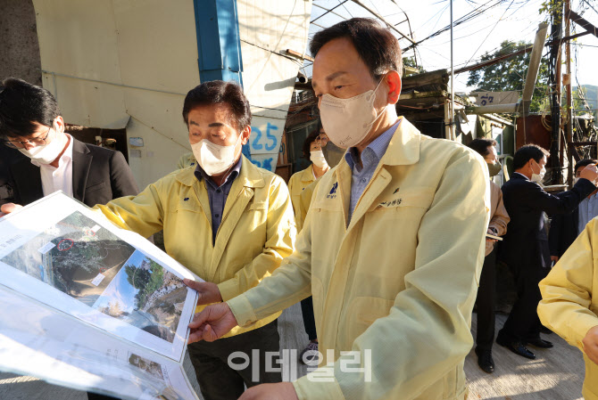 [포토]조성명 강남구청장, 취임 100일 맞아 수해현장 다시 찾아