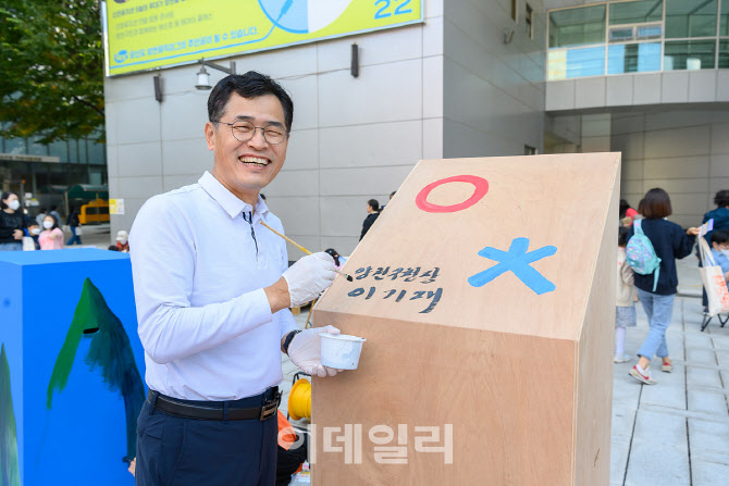 [포토]이기재 양천구청장, '오늘만큼은 아티스트라고 불러주세요'