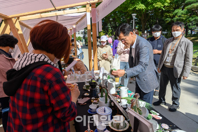 [포토]체험부스 둘러보는 이기재 양천구청장
