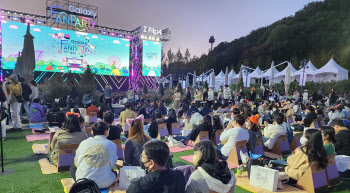 갤럭시 '찐팬' 2천명 모였다…인증샷부터 영상촬영, 폰꾸까지