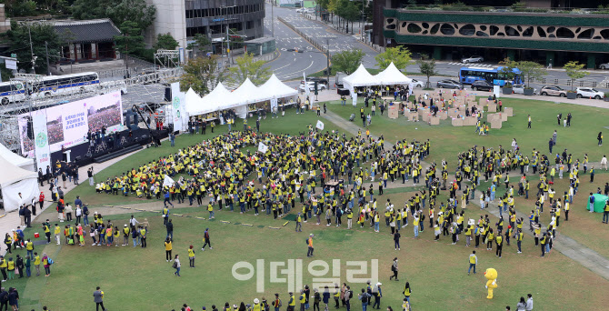 [포토]손목닥터 9988 휴먼레터링 진행하는 참가자들