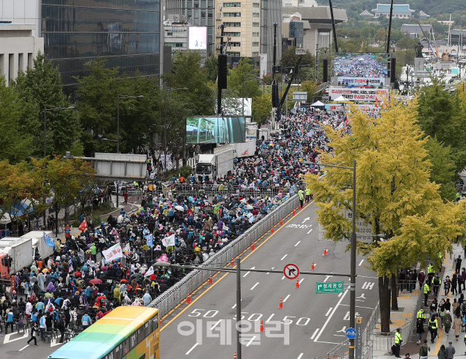 [포토]세종로를 가득 메운 자유통일당 국민대회