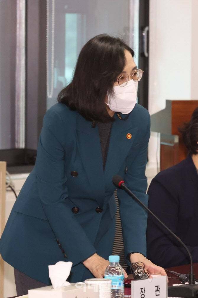 [포토]인사하는 김현숙 여성가족부 장관