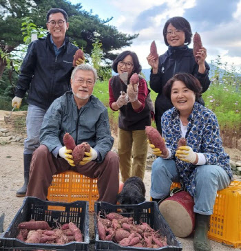 '밭일에 진심'인 문재인 전 대통령..."수확의 기쁨"