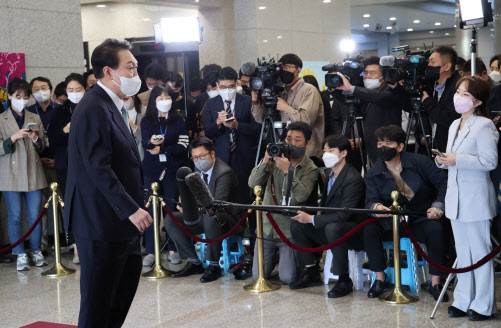 尹 “금리인상에 채무 고통…도산 않도록 신용정책 관리”