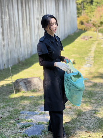 김건희 여사, 지난해 거절한 정인이 묘소 찾아 쓰레기 주운 이유