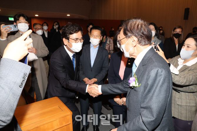 [포토]'악수하는 이해찬-유시민'