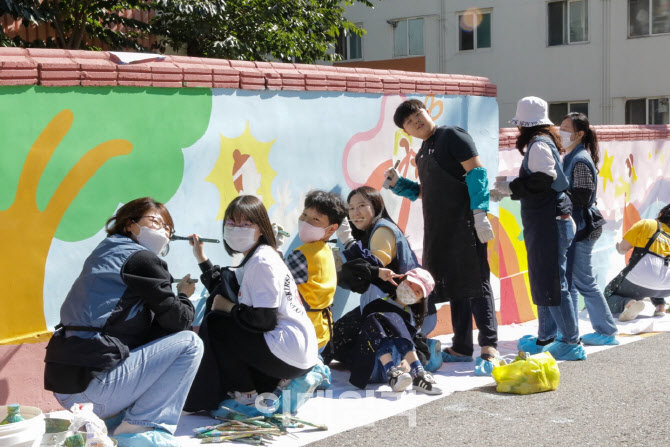 한국투자증권, ‘행복나눔 벽화그리기’ 사회공헌 재개