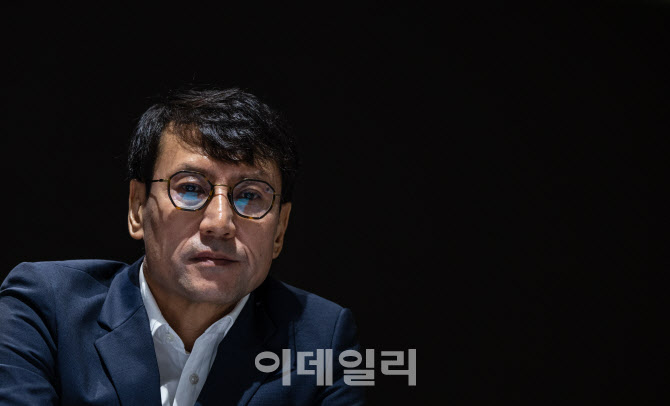 [포토]취재진 질문받는 홍은택 카카오 각자대표