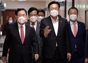 정진석, 민주당에 "떳떳하면 문 열고 압수수색 응하라"