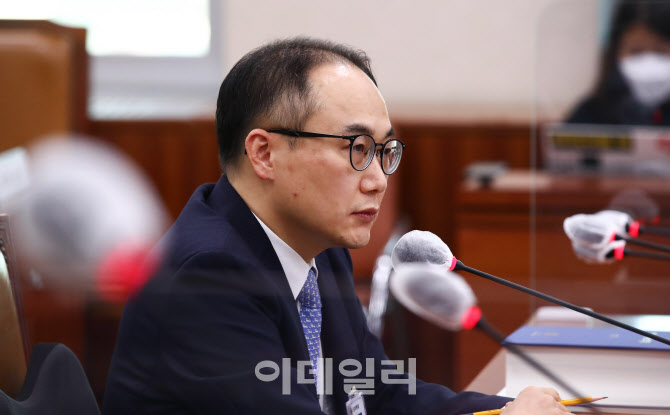 검찰총장 고충 토로…"수사 몰아치면 강압, 부드러우면 회유라고"[2022국감]