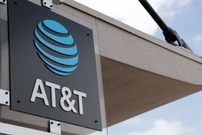"잉여현금흐름 목표 안 낮췄네"…AT&T, 배당 걱정 덜고 7.7%↑ (영상)