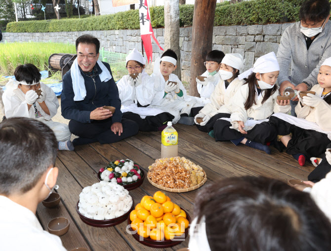 [포토] 새참 나누는 이성희 농협회장