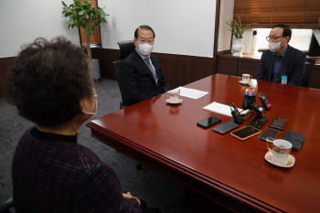 이번엔 '억류자' 송환…北호응 않는데 인권 겨냥 공세