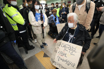 일주일 새 두 번이나…‘지하철 탑승 시위’ 빈도 잦은 전장연, 왜?