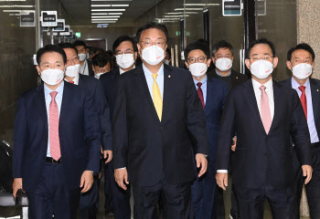 與 “레고랜드 디폴트, 前정권 최문순 강원도지사 책임”