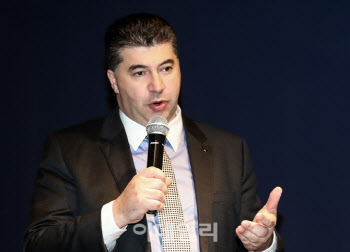 ‘불법파견’ 카허 카젬 전 한국지엠 사장, 징역형 구형