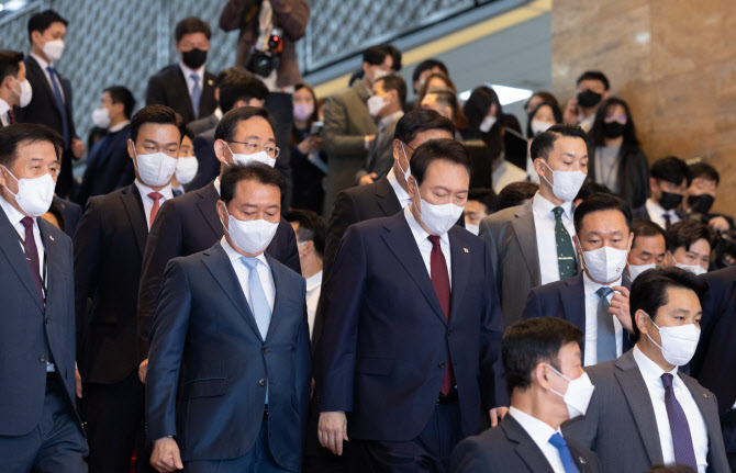 정진석 "한쪽 텅빈 의석에 유감"…野없는 시정연설에 '한숨'