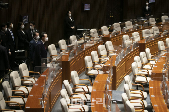 [포토]'민주당 불참속 본회의장 들어서는 윤 대통령'