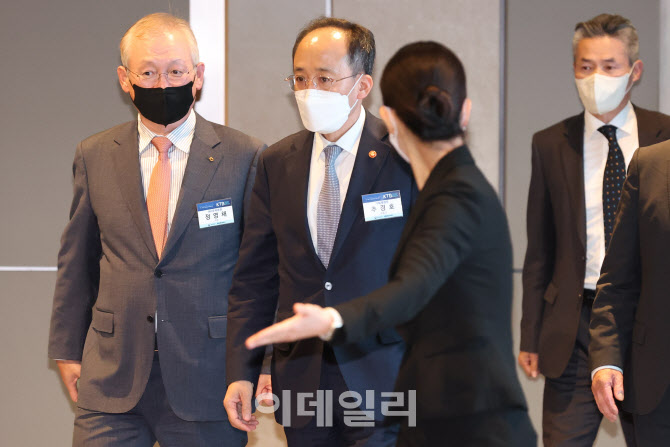 [포토]컨퍼런스 참석한 추경호 부총리