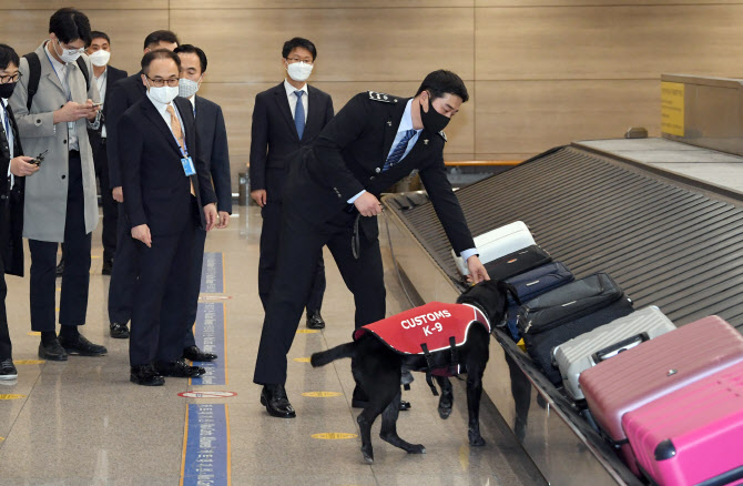 인천공항 마약 감시태세 살펴본 검찰총장 "나라 지키는 최전선"