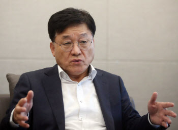 “과도한 규제에 기업 떠나가…기업 R&D 세제 지원해 생산성 높여야” 