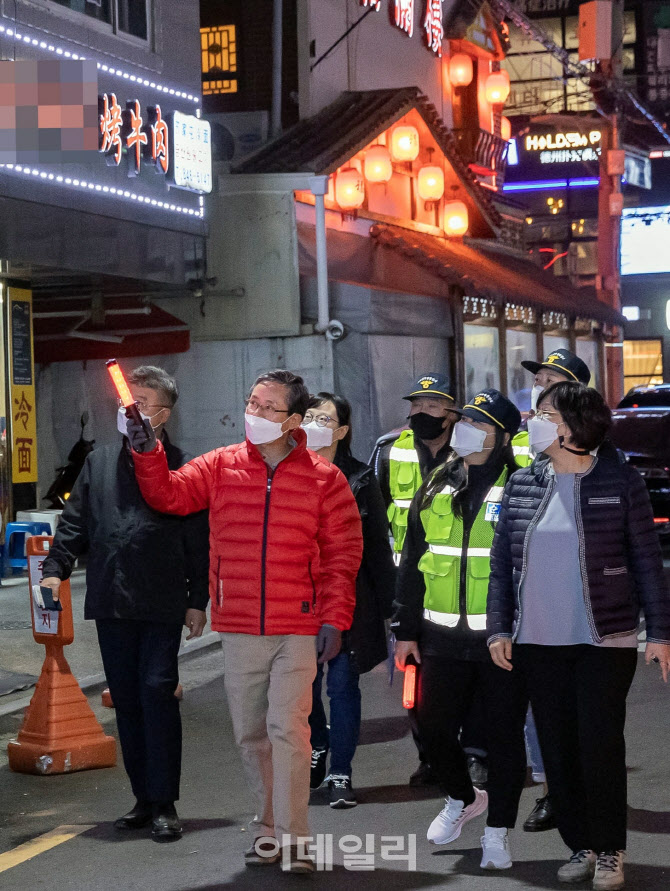 [포토] 민·관 합동 야간 순찰하는 최호권 영등포구청장