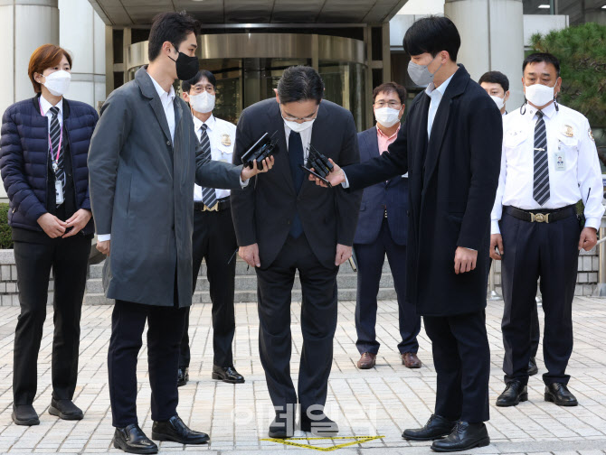 [포토]고개 숙여 인사하는 이재용 삼성전자 신임회장