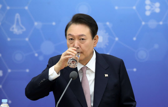 尹 "반도체·수소 등 12개 국가전략기술에 25조원 투자"