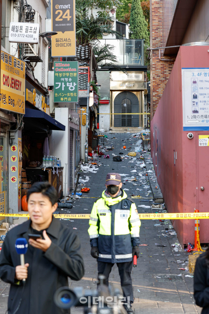 [포토]폭 4m · 길이 40m 좁은 비탈길… 참사 일어난 이태원