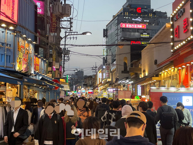 강남 일부 닫았는데, 홍대클럽 영업…이태원참사에도 ‘핼러윈’ 인파 북적