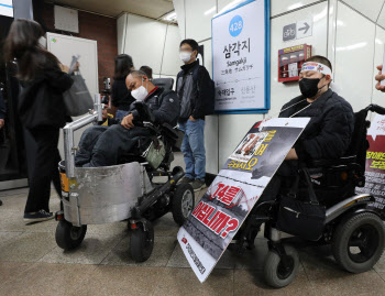 전장연 "이태원 참사 추모, 지하철 시위 일주일 멈춘다"