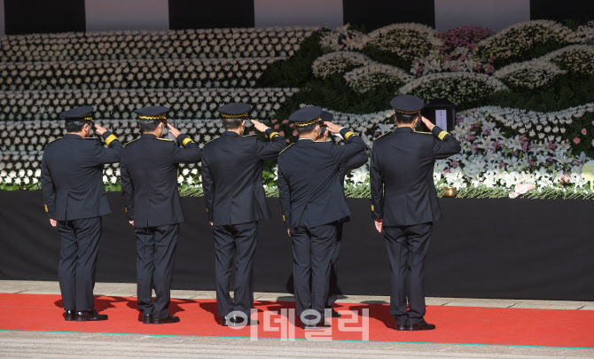 [포토]이태원 사고 사망자 추모하는 최태영 서울소방재난본부장