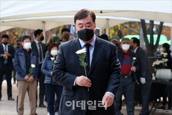 [포토]서울광장 이태원 사고 사망자 합동분향소 찾은 싱하이밍 주한중국대사