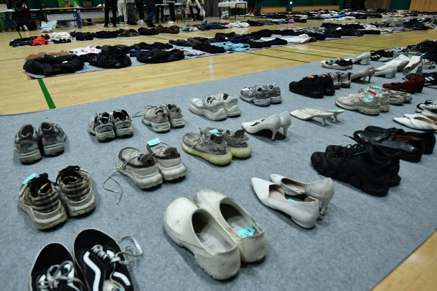 얼룩진 신발 한 짝, 찢긴 옷…지워지지 않은 참사의 흔적