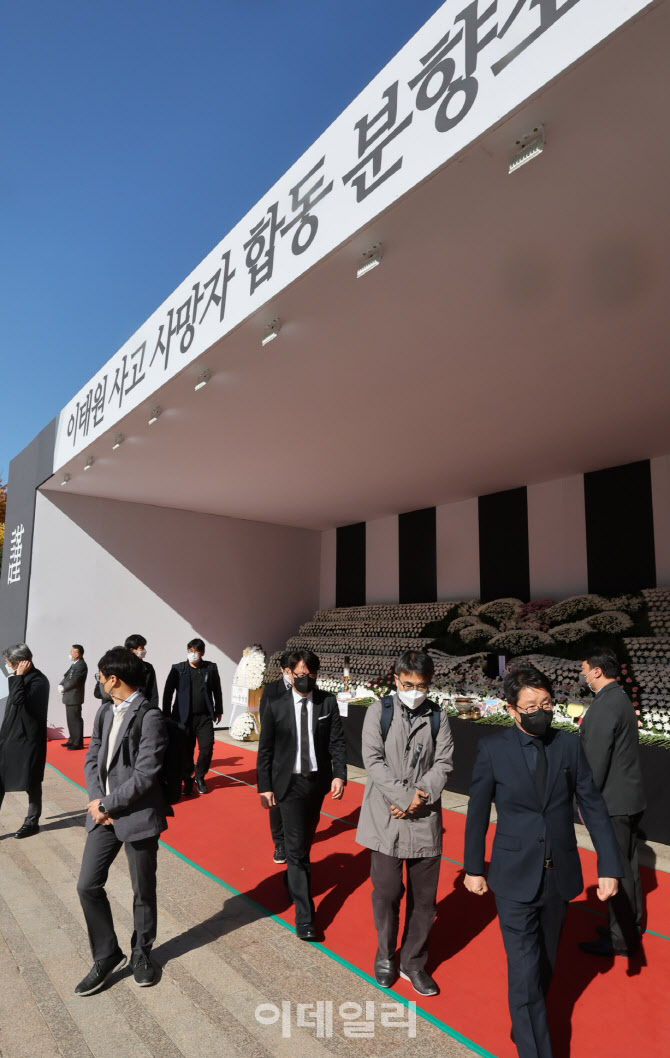 [포토]이태원 압사 사고 발생 나흘째, 이어지는 추모의 발길