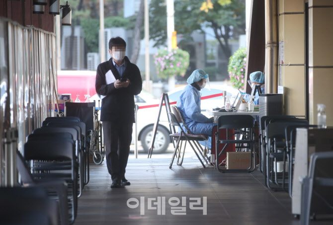 [포토] 코로나19 신규확진자 5만 5,766명 발생