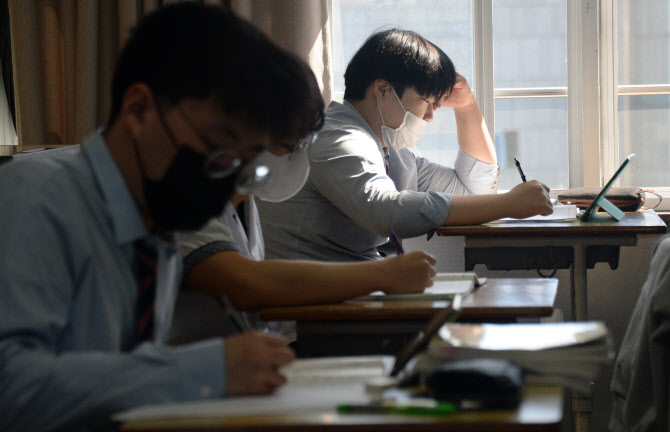 '대입 간소화의 부작용'…수능결시율 10년간 2배 증가