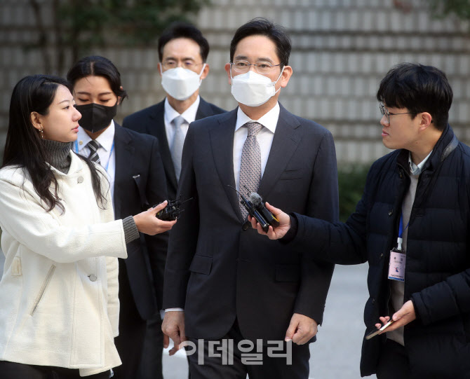 [포토] 취재진 질문받는 이재용 삼성전자 회장