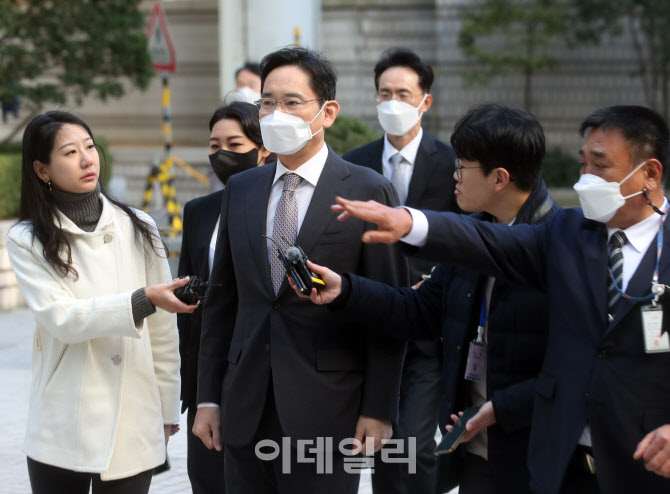 [포토] 법정 향하며 취재진 질문받는 이재용 회장